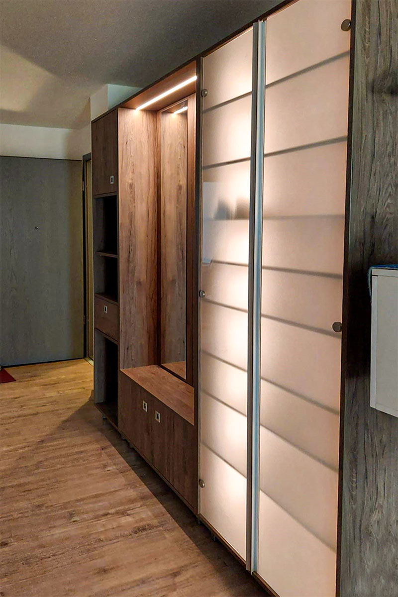 Schrank, Garderobe aus Holz