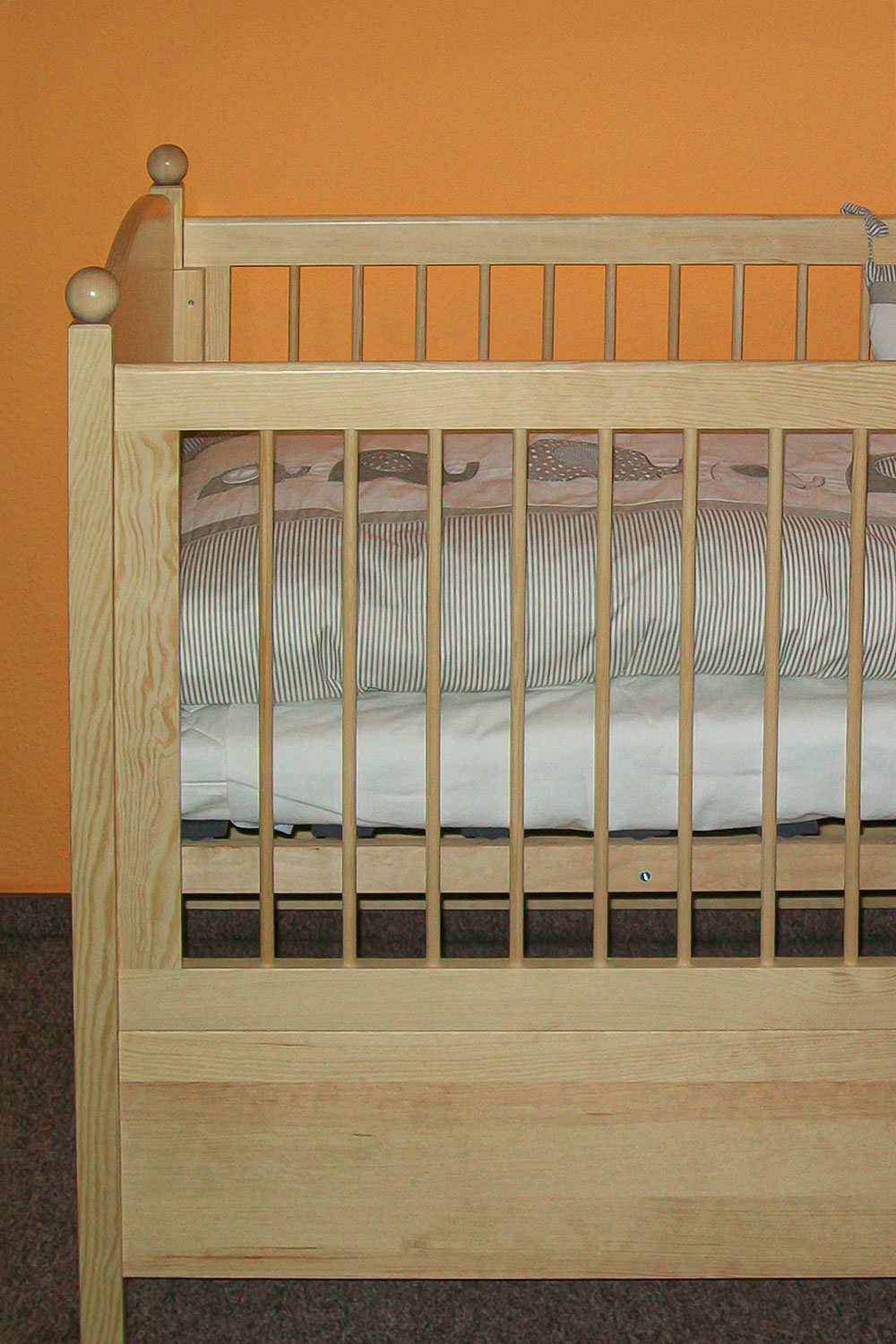 Kinderbett aus Holz